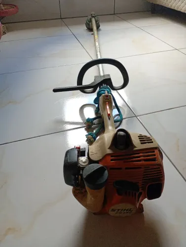 Vendo roçadeira Stihl FS 55 pra retirar peças 