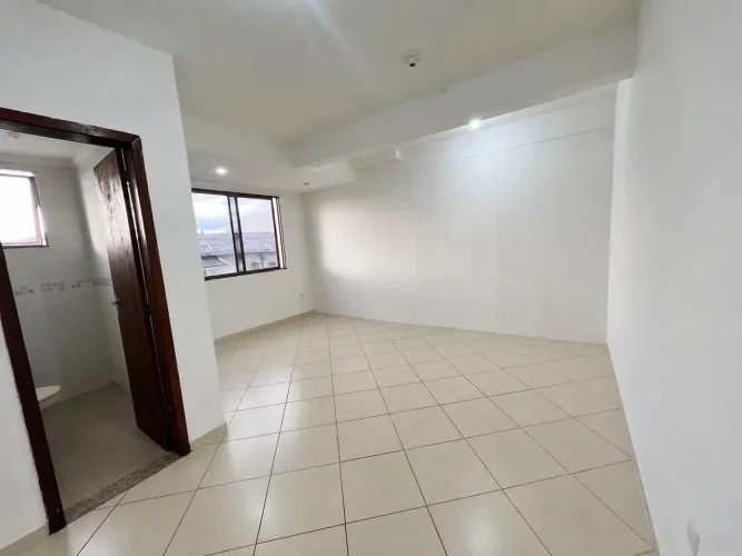 Sala Comercial - ingleses, em frente ao Koch