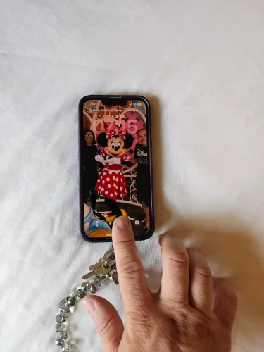 iPhone 13 128GB em perfeito estado. Nenhum arranhão sequer.