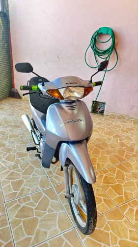 Vendo moto super conservada preciso do dinheiro aceito propostas 