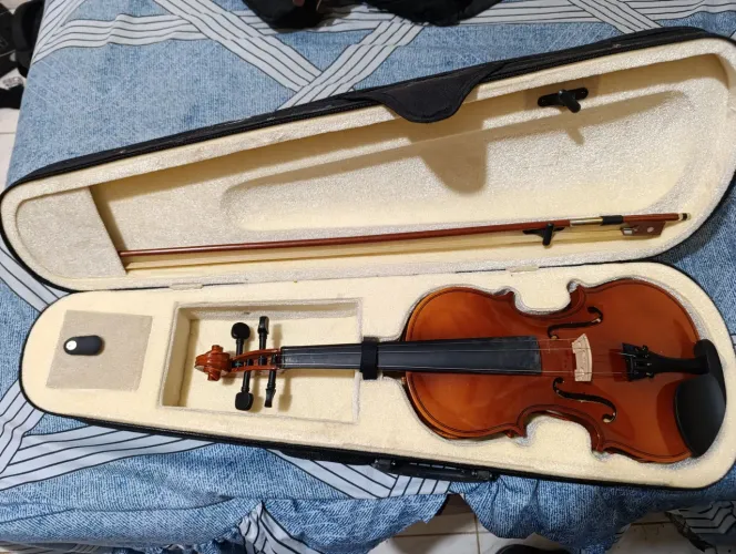 Violino 4/4 usado poucas vezes