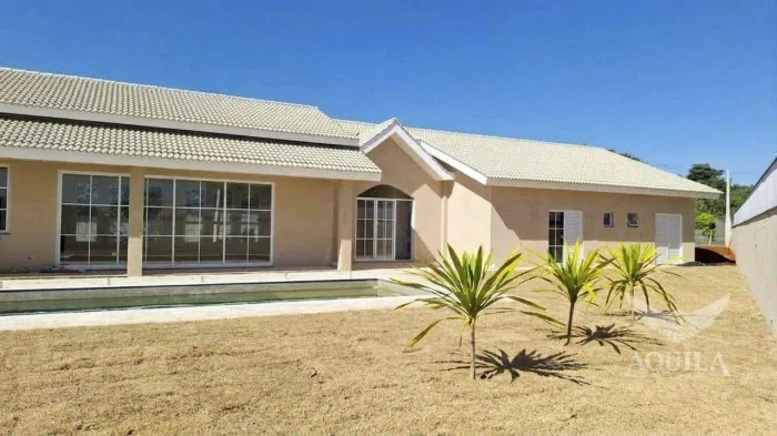 CASA TÉRREA NOVA - 3 SUÍTES - CLOSET DUPLO - PISCINA - AMPLO QUINTAL - 6 VAGAS - CONDOMÍNI