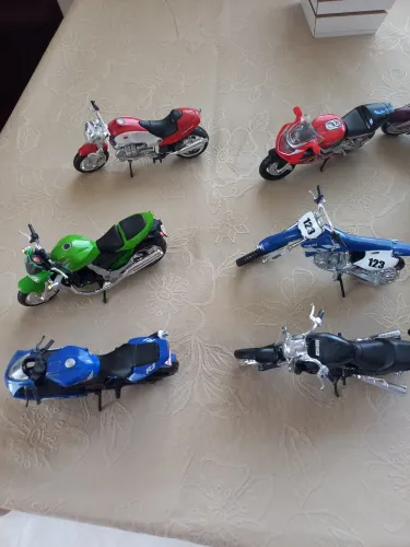 Lote Coleção Miniaturas de Motos (Yamaha, Kawasaki, Suzuki) - 6 Peças