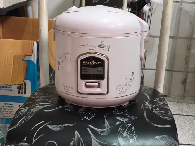 Panela elétrica de fazer arroz Britânia usada excelente