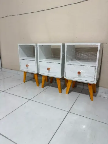 Mesinha de cabeceira retrô 100% MDF