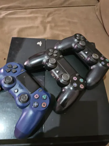 PlayStation 4, 3 controles e jogos na memória