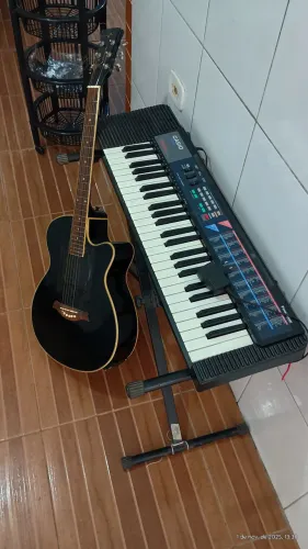 Vendo esse violão por 400 com o teclado 700
