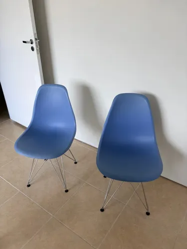 Cadeira Charles Eames Eiffel DSR azul