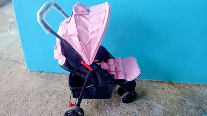Carrinho de bebê semi novo