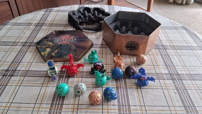 Lote Bakugan Antigo com Lata Colecionável + Diversos Personagens