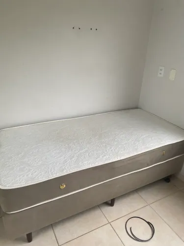 Vende-se cama de solteiro 