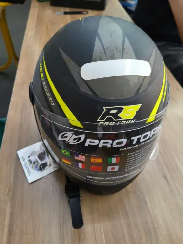 Capacete R8 NOVO (sem uso)