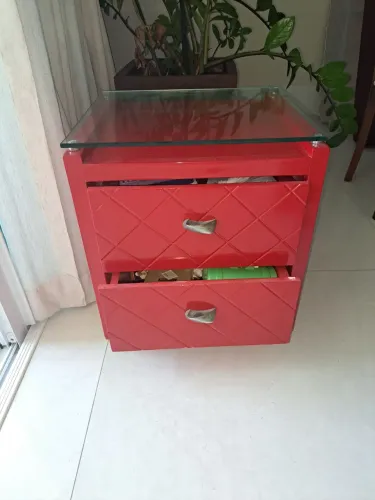 Par de Criados-Mudos em MDF Vermelho com Tampo de Vidro