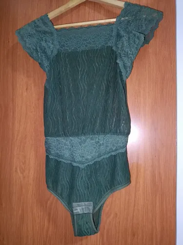 Body feminino de renda na cor verde da marca HARDY