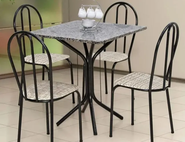 Mesa de jantar com mesa de mármore quadrada. 4 cadeiras (Nesse modelo da foto)