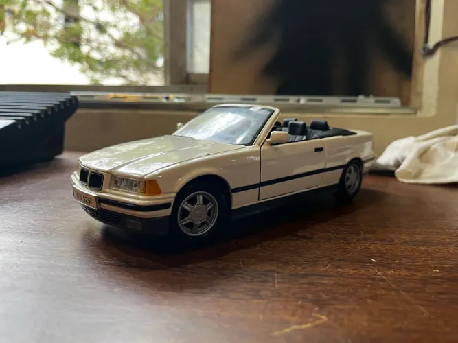 BMW 325i 1:18 Maisto - miniatura 