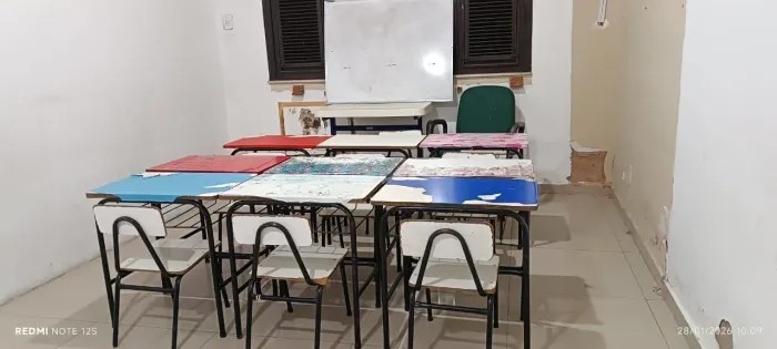 Kit com cadeiras, mesas e quadros brancos para sua escola e, ou reforço.