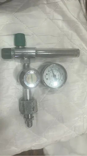 2 reguladores  de pressão de oxigênio com fluxometro