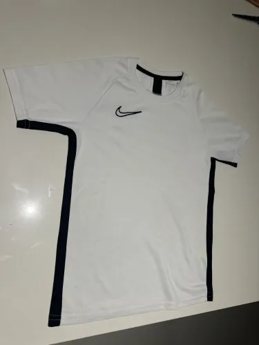 Camiseta Nike infantil M 8 anos