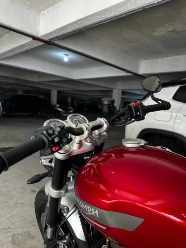 Moto impecável pouco rodada