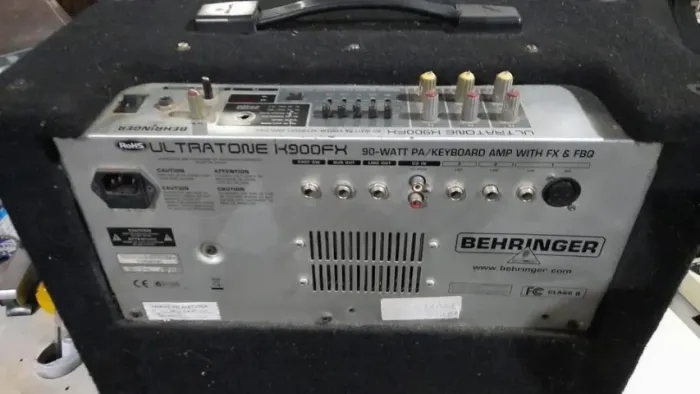 Cubo para Teclado e violão com equlalizador Behringer Ultratone K900fx bem conservado