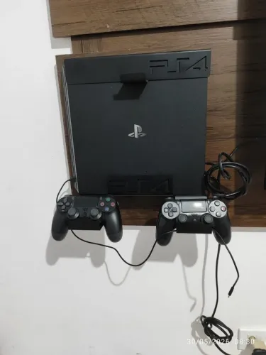 Ps4 pro + suporte de parede