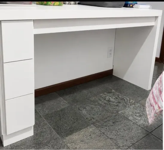 Escrivaninha/Mesa planejada em MDF branco