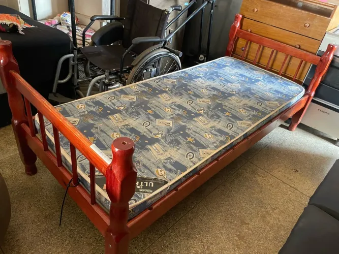 Cama de madeira com colchão (78)