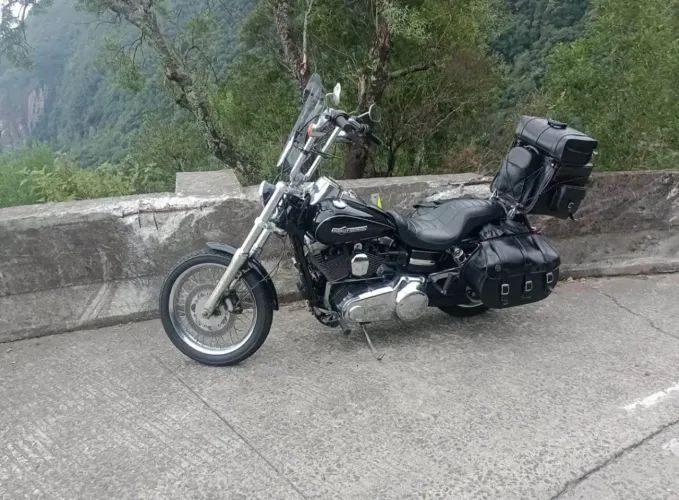 Moto em perfeito estado e baixa quilometragem, acompanha mais de 13 mil em acessórios