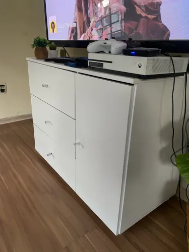 cômoda branca três gavetas e uma porta