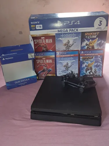 PLAYSTATION 4 SLIM 1 TB COM 3 JOGOS E 2 CONTROLES?