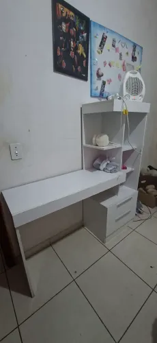 Escrivaninha, armário, balcão.