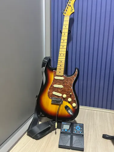 Guitarra TG530 Tagima, pedestal, e correia