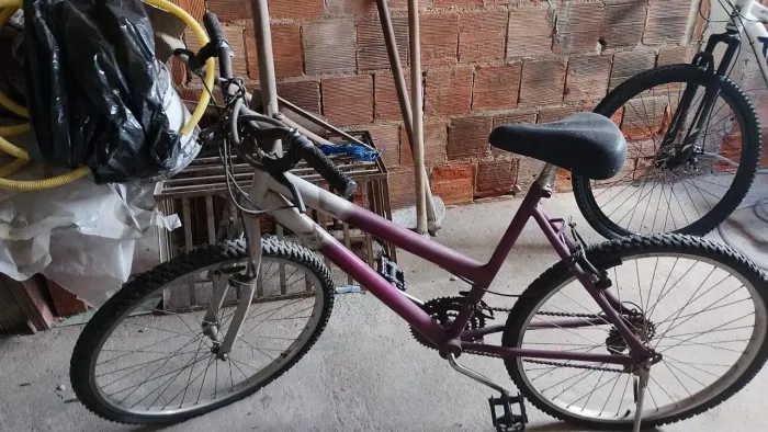 Vendo bicicleta aro 26 andando so enche o pneu comprei outra e nao vou usar mais