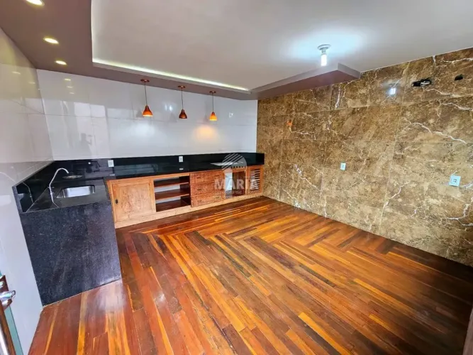 Casa fora de condomínio com 03 quartos no centro da cidade à venda em Gravatá/PE!