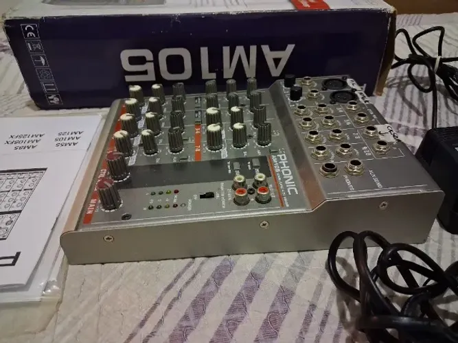 Mesa de som/mixer Phonic AM105 - 10 canais