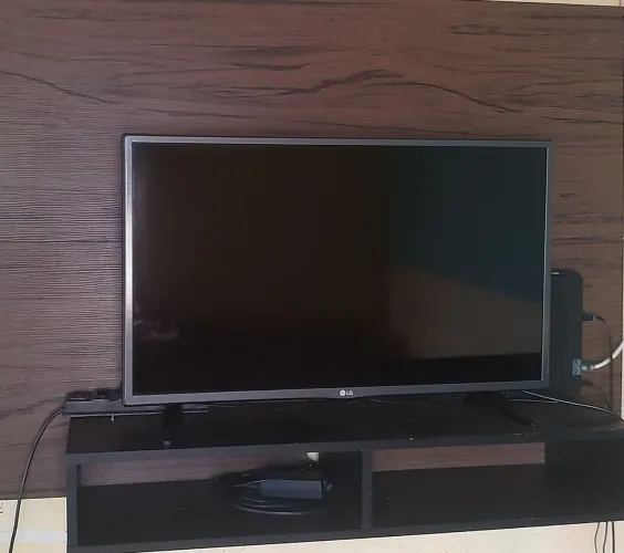 TV 32" + Painel de Madeira Conservado - Motivo Mudança