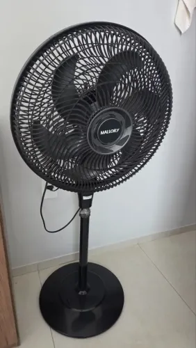 Ventilador de coluna com 6 pás, da marca Malory