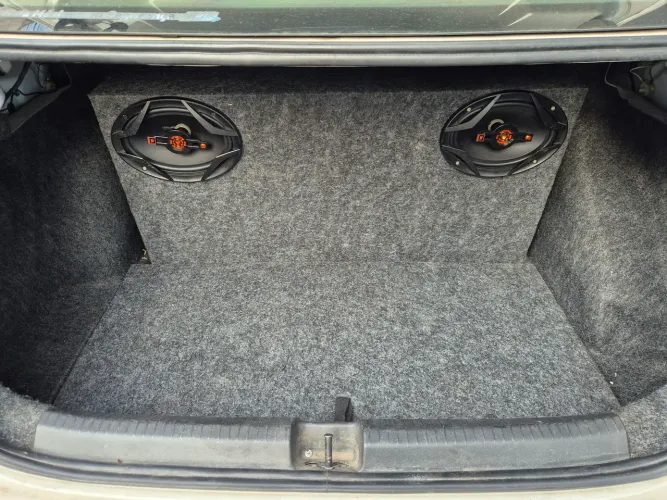Suporte com alto falantes para kit gnv para carro Virtus