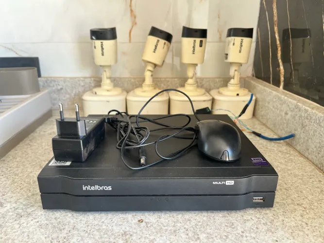 Kit CFTV Intelbras - DVR 4 canais + 4 câmeras Multi HD (funcionando)