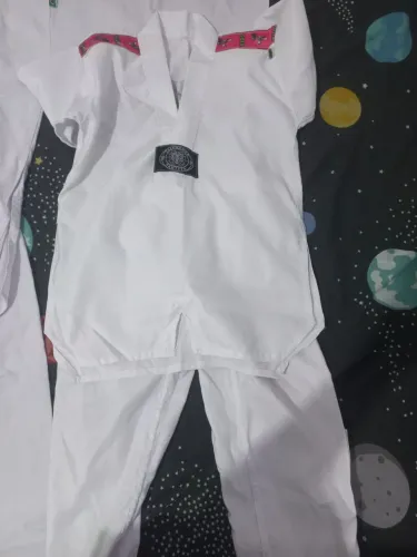 Roupa de luta taekwondo. Para menina de seis anos.