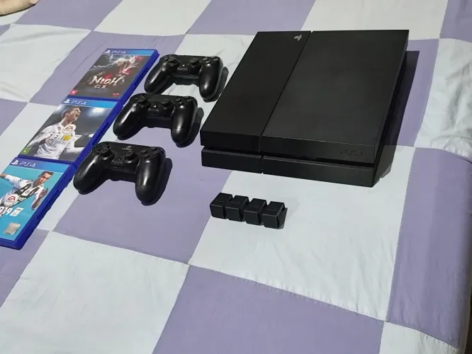 PS4 FAT + "3 jogos, 3 controles"