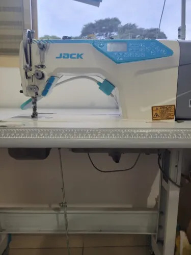Máquina de Costura Reta Industrial Eletrônica Jack A4B Automática + Mesa
