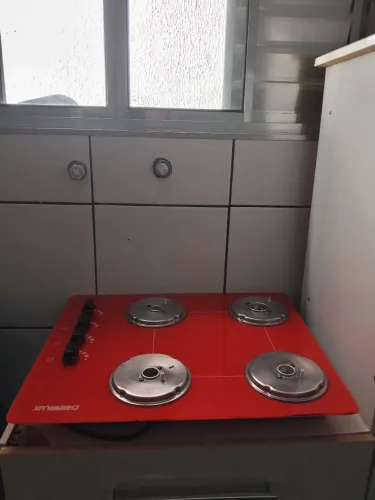 Um cocktop de 4 bocas,mas apenas 3 bocas funcionando, vermelho, em bom estado de uso.