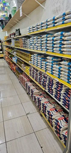 Vendo 20 metros de prateleiras de parede e 20 metros de prateleiras de centro.