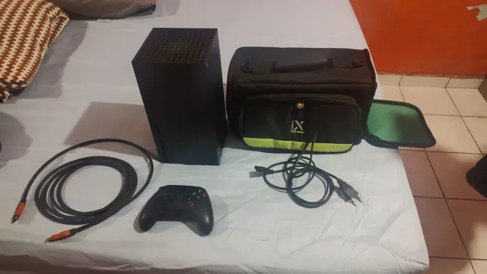 Xbox Séries X + Bolsa feita pra transporte.