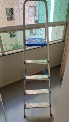 Vende-se escada 