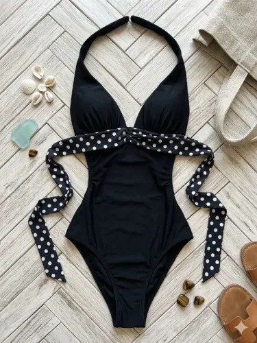 Maiô estilo retrô preto com detalhe de bolinhas