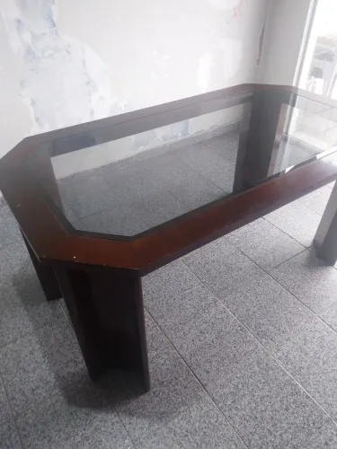 Mesa com tampa de vidro e madeira massissa