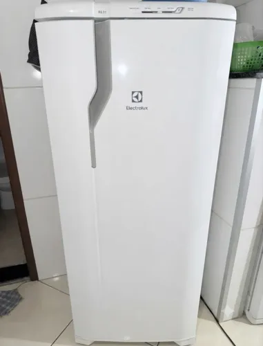 Geladeira Electrolux RE31 240L usada